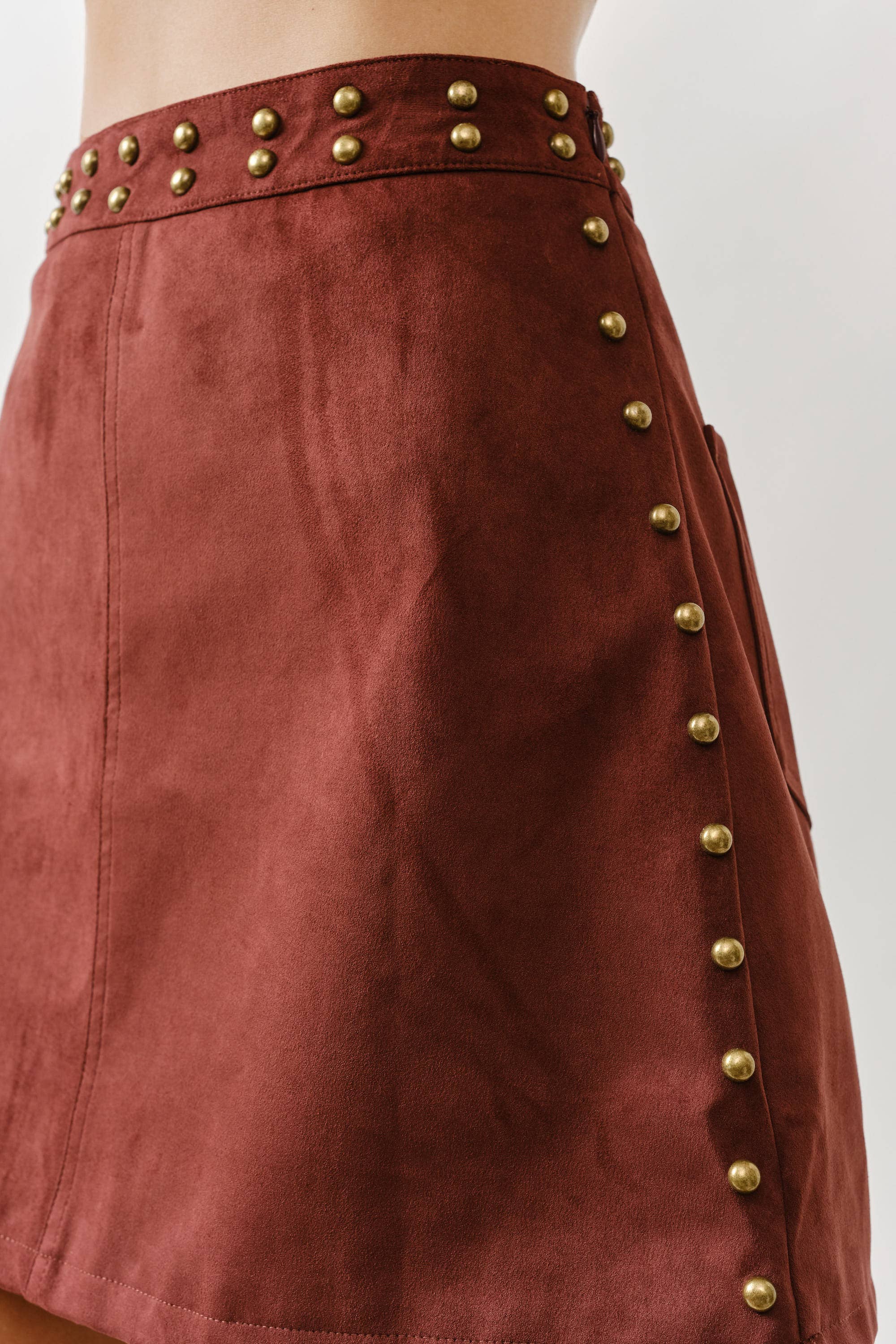 MAS3292 SUEDE MINI SKIRT W/BRASS STUDS