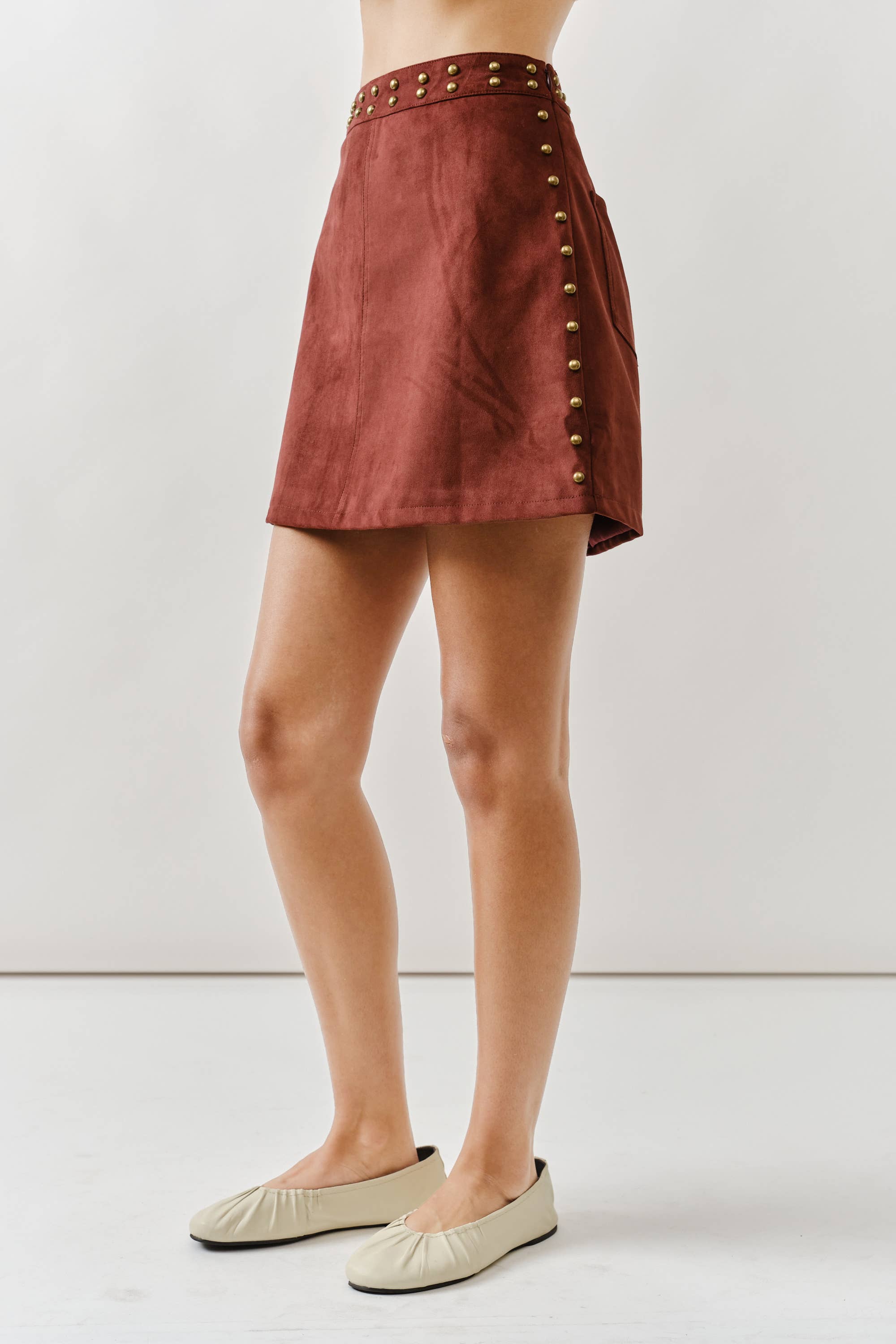 MAS3292 SUEDE MINI SKIRT W/BRASS STUDS
