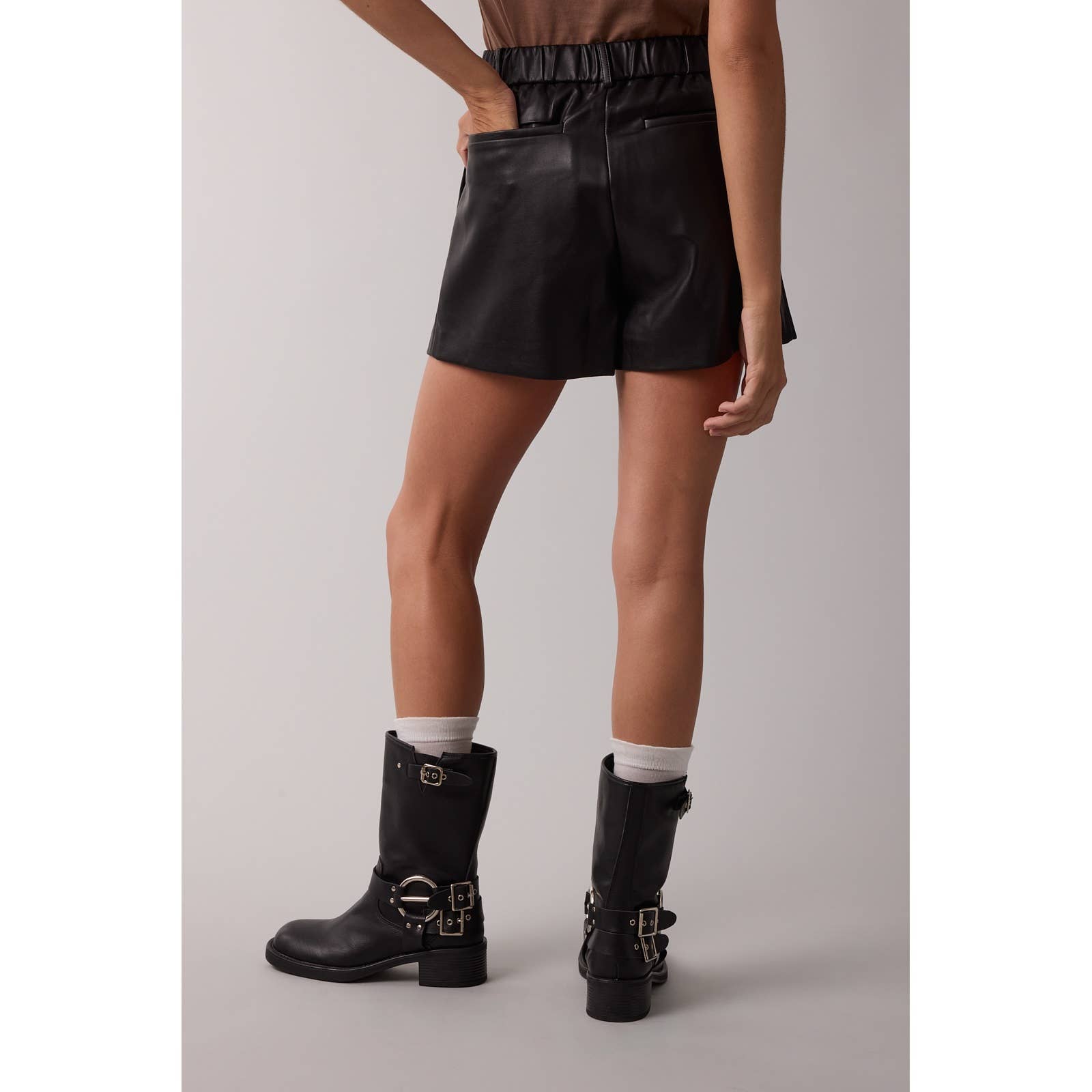 LEATHER SHORTS / WL25-11224