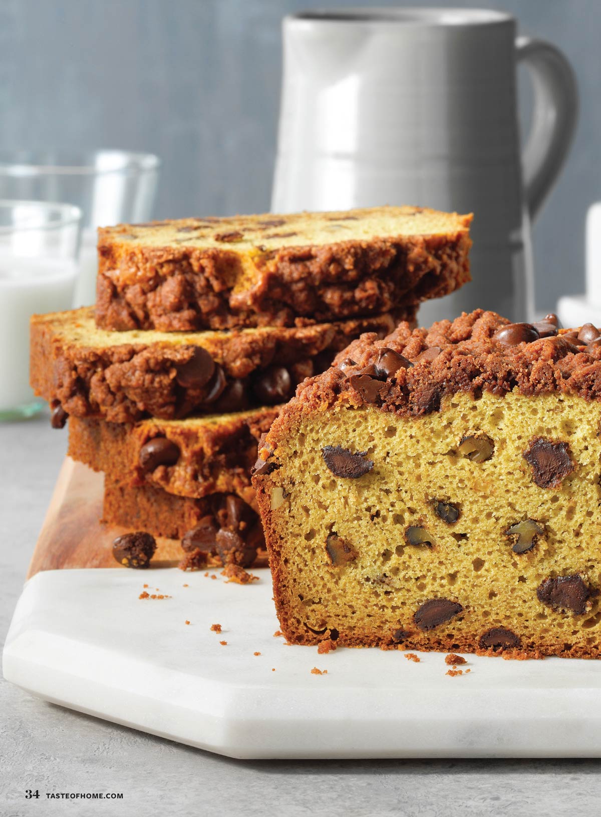 Taste Of Home - Breads: 105 Easy Recipes for Perfect Bakes, Simple Sourdough Starter, Semi-Homemade Delights, Tips & Tricks, Rustic Loaves, Quick Breads, Yummy Muffins, Golden Rolls, Biscuits & More