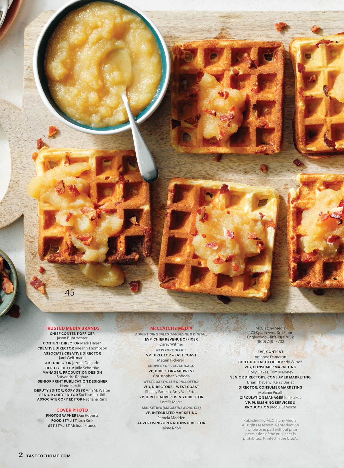 Taste of Home - The Complete Brunch Cookbook: 102 Hassle-Free Recipes, Perfect For Gatherings, Make-Ahead Meals, Bloody Mary's, Cheese Danish, Slow Cooker Burritos, Egg Bakes, Pancake Boards & More!